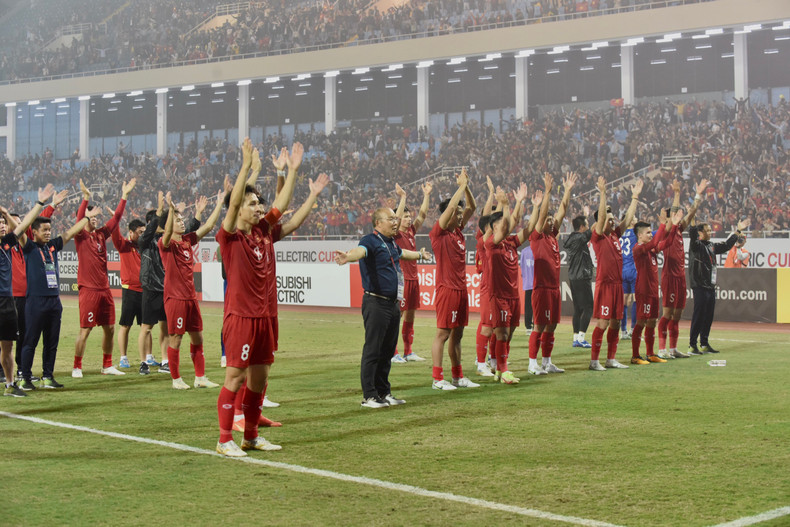 比赛结束后，朴恒绪主帅和越南球员们向球迷表达谢意。