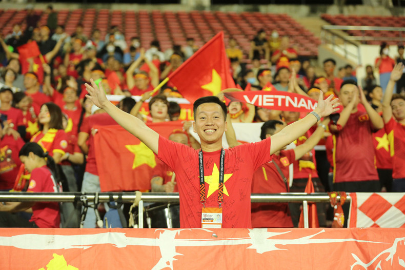 越南球迷们在老挝国家体育场上助威。 越南球迷们在老挝国家体育场上助威。