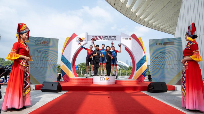 获得奖项的女子车手与组委会代表合影。 获得奖项的女子车手与组委会代表合影。