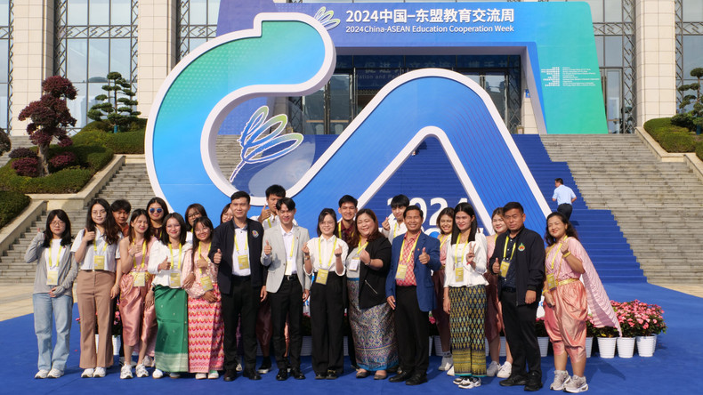 各国青年、大学生合影留念。 各国青年、大学生合影留念。