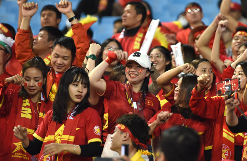 越南球迷染红了美廷体育场一角。