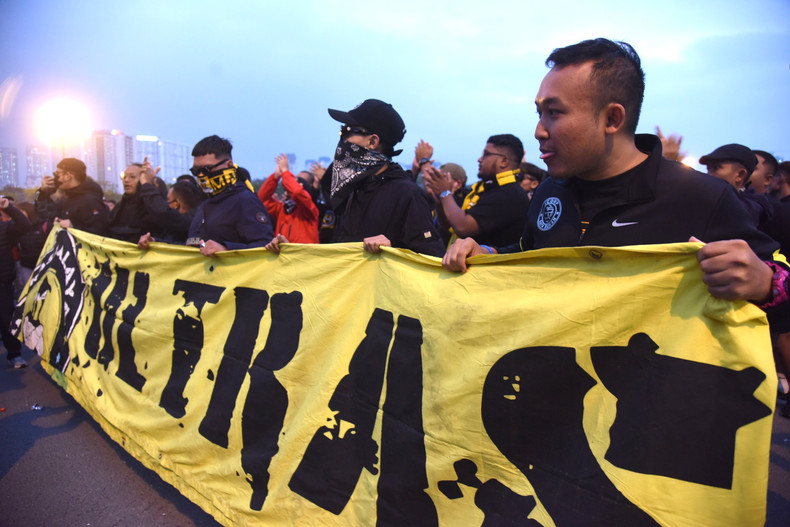 马来西亚球迷前往美廷体育场为本国球队助威。