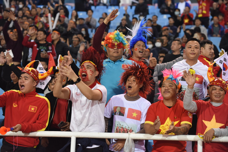 越南球迷积极助威。