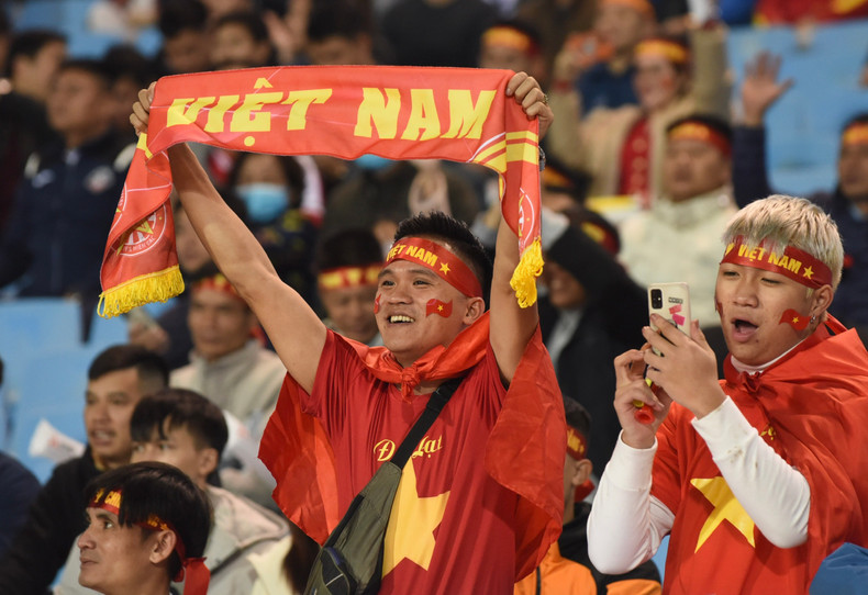 越南球迷手中拿着助威标语。