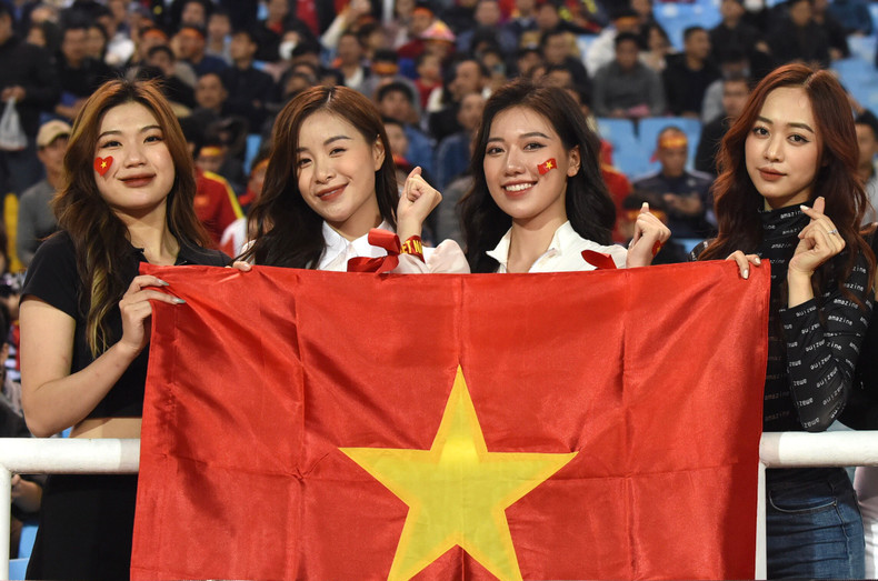 越南球迷染红了美廷体育场一角。