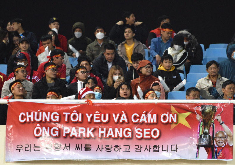 越南球迷对越南队主教练朴恒绪抒发感情。