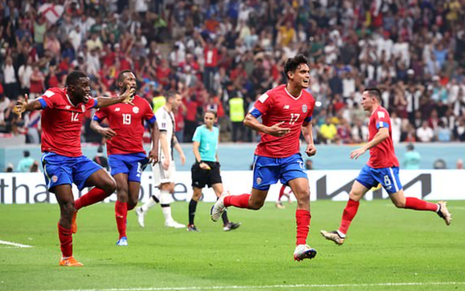 哥斯达黎加球员庆祝进球。