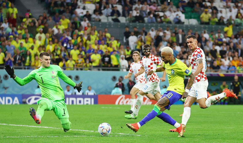 内马尔一次推射攻门。