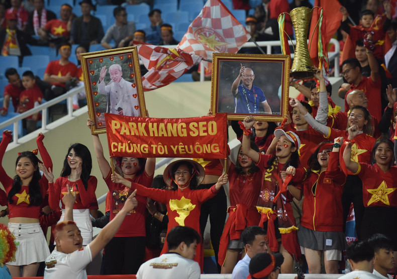 越南球迷对朴恒绪主帅抒发感情。 越南球迷对朴恒绪主帅抒发感情。