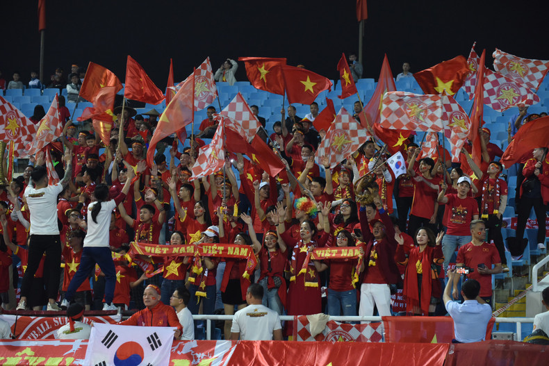 越南球迷染红了体育场一角。 越南球迷染红了体育场一角。