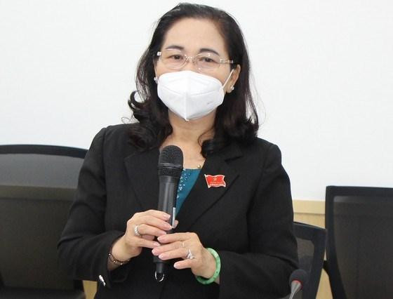 胡志明市委副书记、胡志明市人民议会主席阮氏丽发言。 胡志明市委副书记、胡志明市人民议会主席阮氏丽发言。