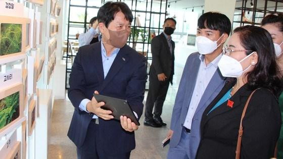 胡志明市委副书记、胡志明市人民议会主席阮氏丽一行造访釜山农业技术中心。 胡志明市委副书记、胡志明市人民议会主席阮氏丽一行造访釜山农业技术中心。