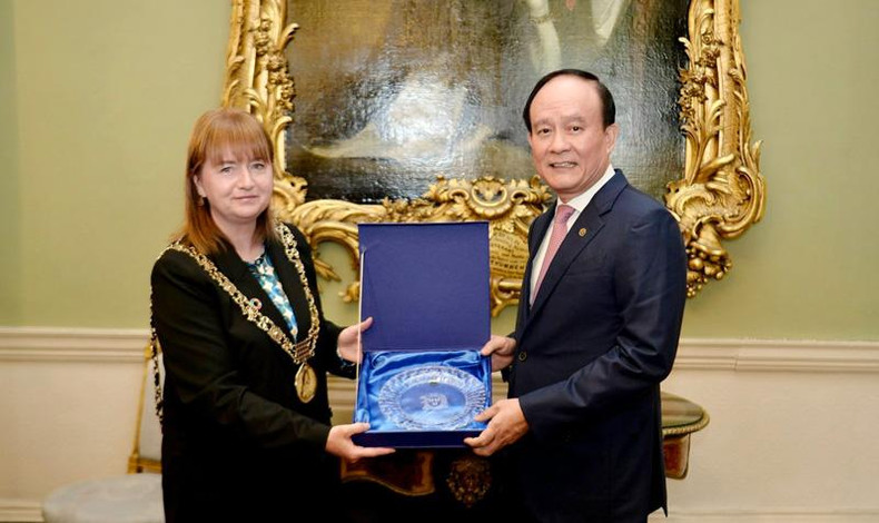 河内市市委副书记、人民议会主席阮玉俊向都柏林市长卡罗琳·康罗伊赠送礼品。 河内市市委副书记、人民议会主席阮玉俊向都柏林市长卡罗琳·康罗伊赠送礼品。