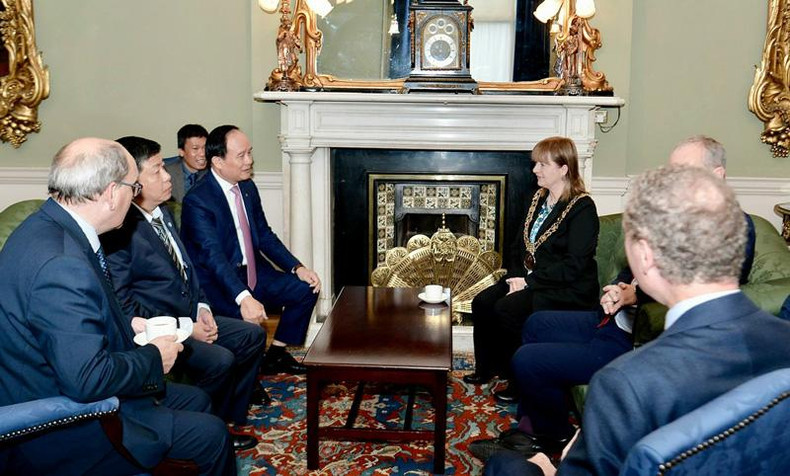 河内市市委副书记、人民议会主席阮玉俊与都柏林市长卡罗琳·康罗伊举行工作会谈。 河内市市委副书记、人民议会主席阮玉俊与都柏林市长卡罗琳·康罗伊举行工作会谈。