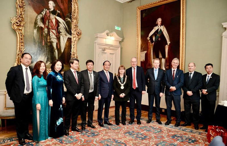 河内市市委副书记、人民议会主席阮玉俊与都柏林市长卡罗琳·康罗伊和双方代表合影。 河内市市委副书记、人民议会主席阮玉俊与都柏林市长卡罗琳·康罗伊和双方代表合影。