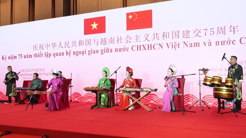 越南艺术团演出文艺。 越南艺术团演出文艺。