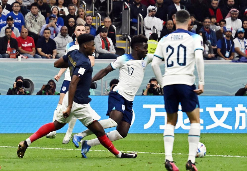 布卡约•萨卡在禁区遭受犯规。 布卡约•萨卡在禁区遭受犯规。