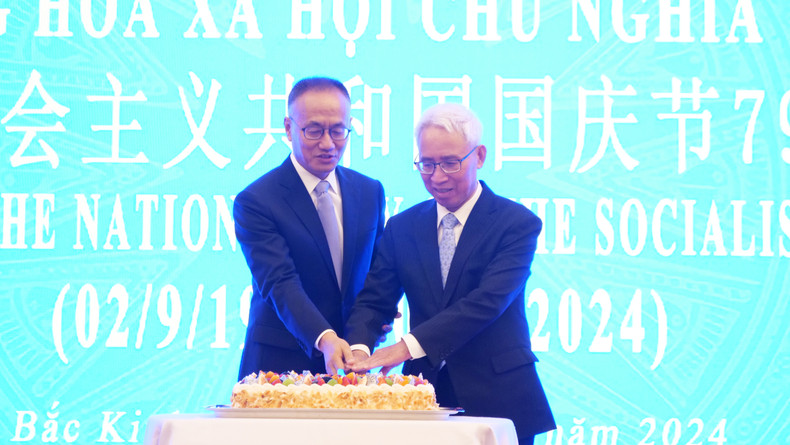 范星梅大使和陈晓东副部长共切蛋糕。 范星梅大使和陈晓东副部长共切蛋糕。