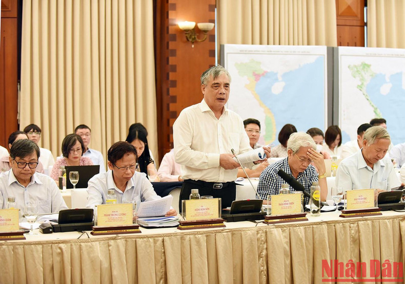 前越南经济研究院院长陈廷天在会上发言。 前越南经济研究院院长陈廷天在会上发言。