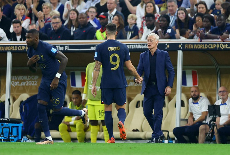 主帅德尚做出人事调整。 主帅德尚做出人事调整。