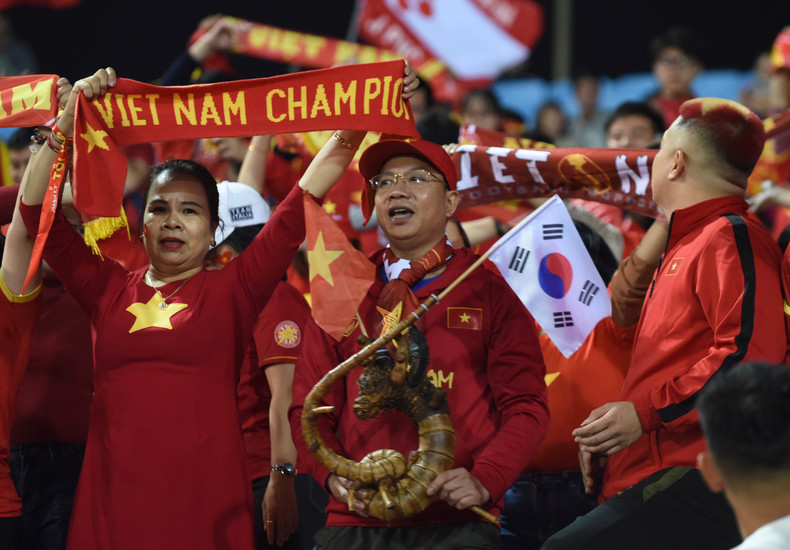 越南球迷手中高举“越南夺冠”标语。