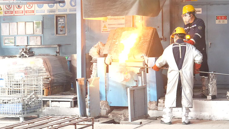 铸造工匠正在浇铸。 铸造工匠正在浇铸。