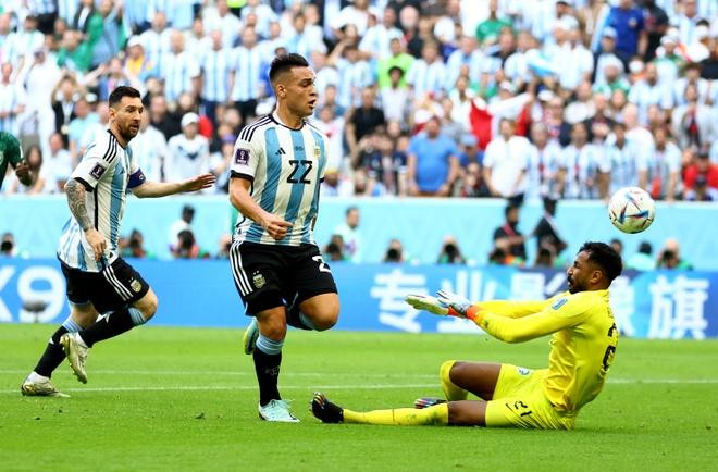 劳塔罗·马丁内挑射瞬间。 劳塔罗·马丁内挑射瞬间。