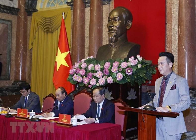 越南青年联合会副主席、越南青年企业家协会主席邓红英在会见中发言。