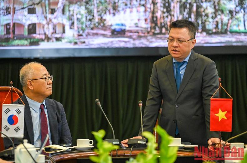 黎国明总编辑在会见中发言。 黎国明总编辑在会见中发言。