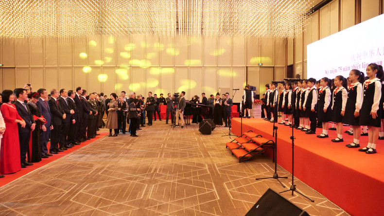 与会代表观看中国少年文艺演出。 与会代表观看中国少年文艺演出。