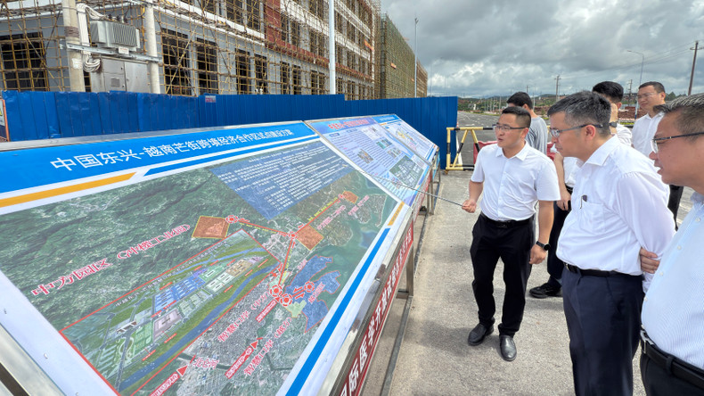 范清平大使实地考察国东兴-越南芒街跨境经济合作区。