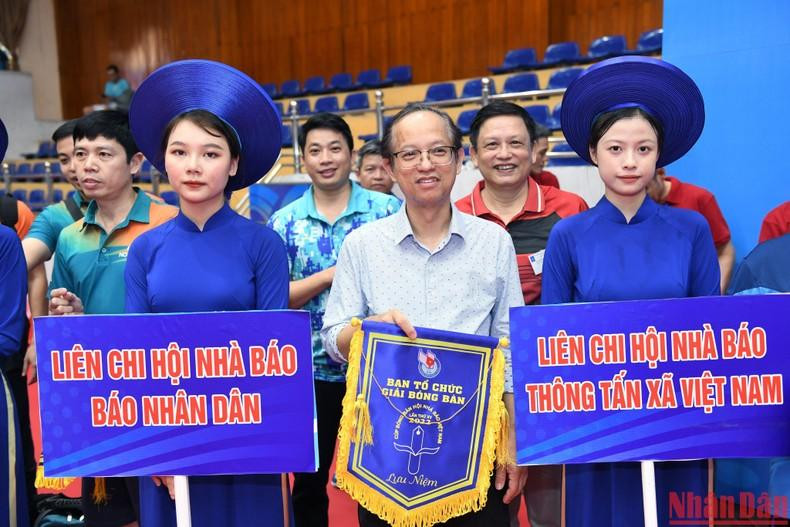 来自《人民报》社的运动员出席开幕式。 来自《人民报》社的运动员出席开幕式。