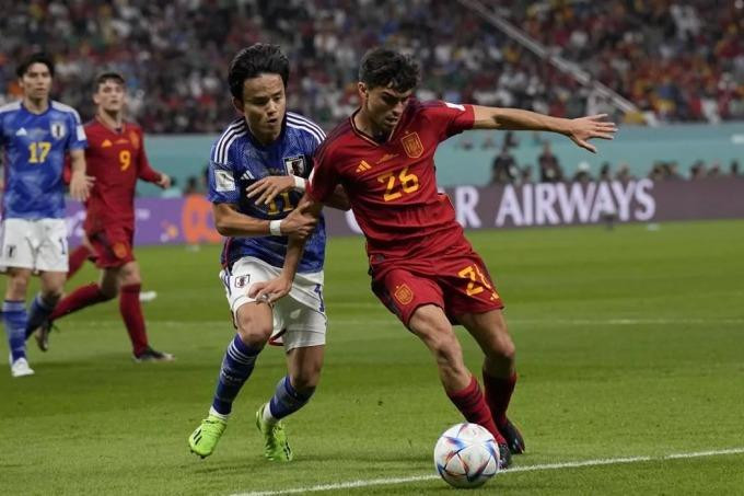 两队球员拼抢。