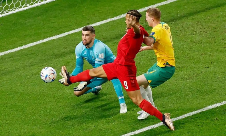 两队球员在比赛中拼抢。