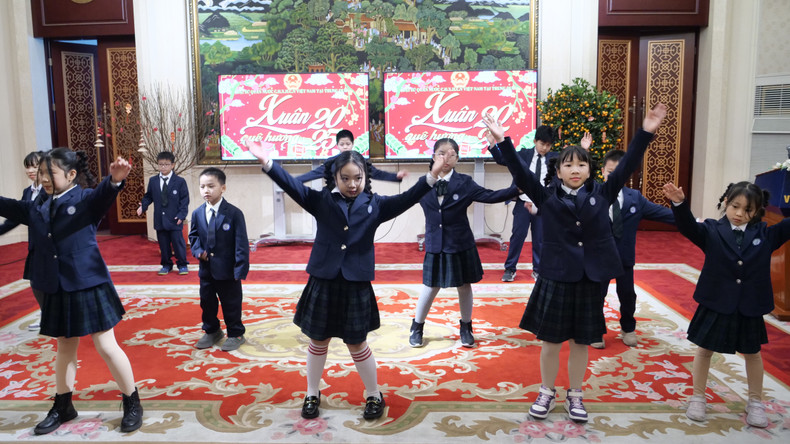 小朋友们文艺表演。