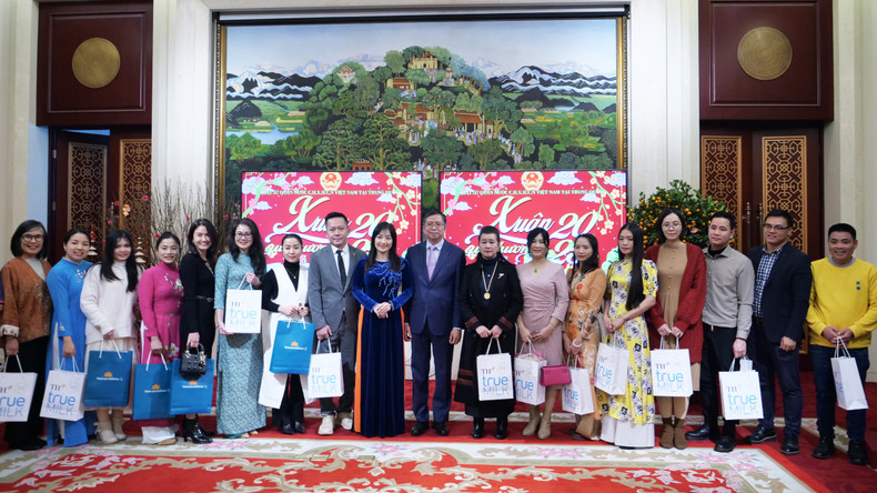 范清平大使及夫人黄氏香江与旅居中国北京越南人代表合影。