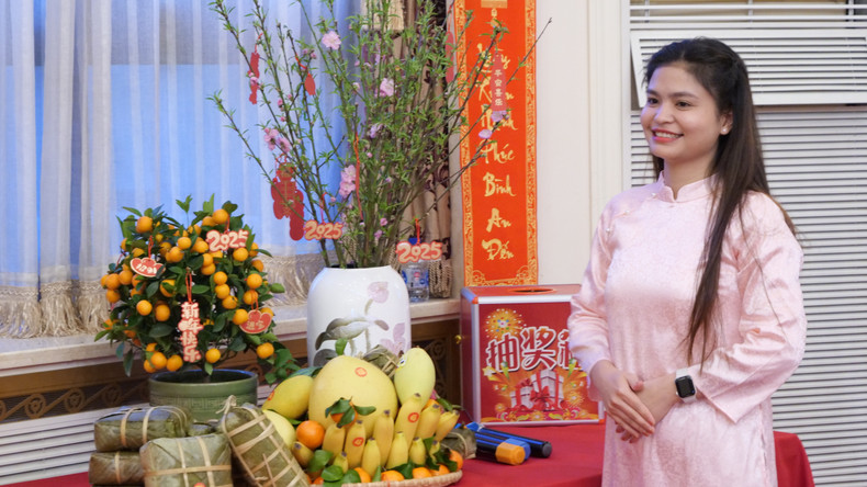 一名越南留学生拍照留念。