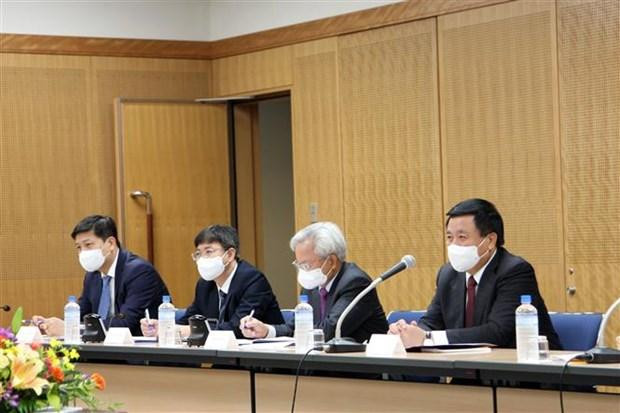 胡志明国家政治学院院长阮春胜在会上发言。