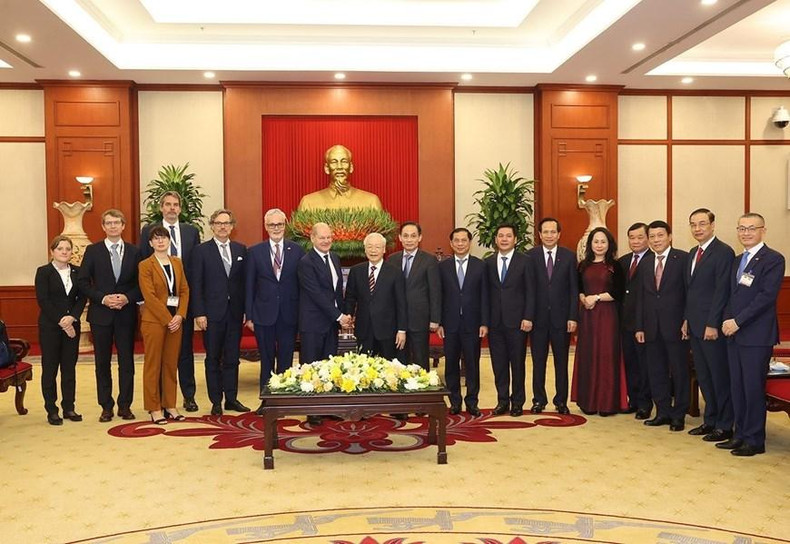 阮富仲总书记和奥拉夫·朔尔茨总理与双方代表合影。 阮富仲总书记和奥拉夫·朔尔茨总理与双方代表合影。
