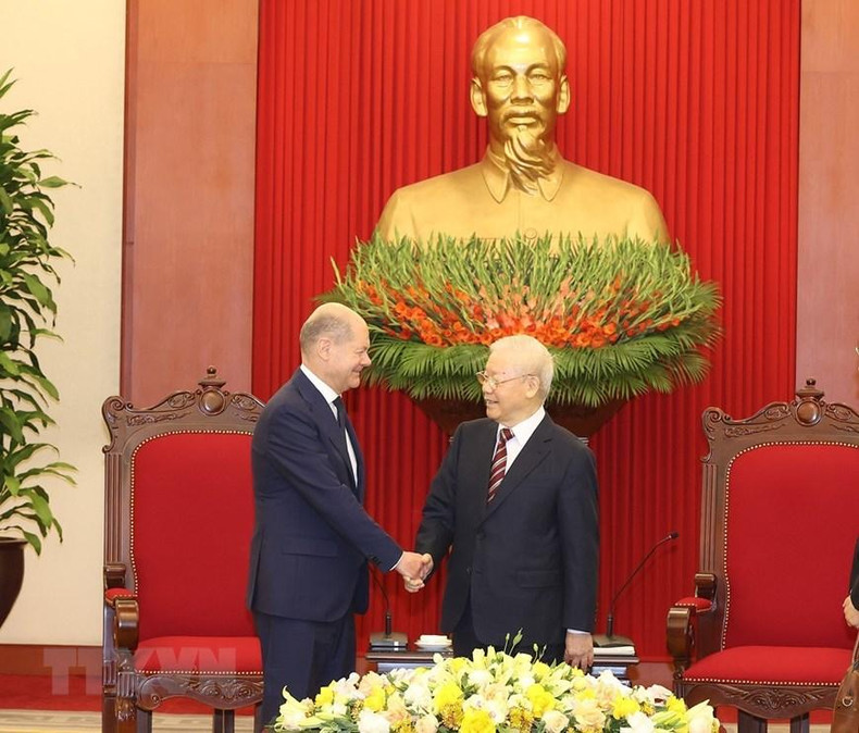 应越南政府总理范明正的邀请,德意志联邦共和国总理奥拉夫·朔尔茨于11月13日至14日对越南进行正式访问。 应越南政府总理范明正的邀请,德意志联邦共和国总理奥拉夫·朔尔茨于11月13日至14日对越南进行正式访问。