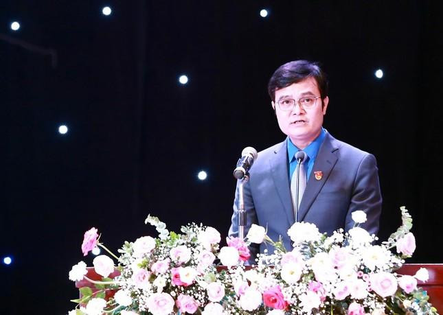 胡志明共青团中央书记处第一书记裴光辉发言。