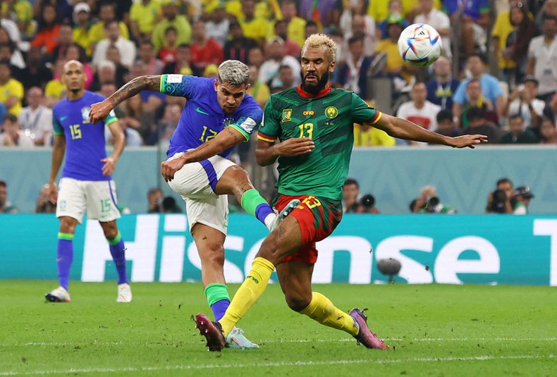 巴西球员推射攻门。 巴西球员推射攻门。