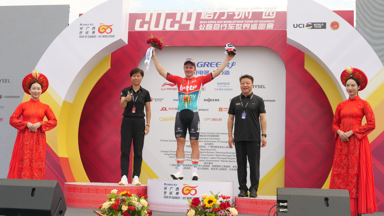 乐透戴斯尼车队的莱昂内尔·塔米尼奥赢得赛段冠军。 乐透戴斯尼车队的莱昂内尔·塔米尼奥赢得赛段冠军。