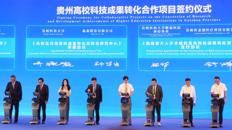 贵州高效科技成果转化合作项目签约仪式。 贵州高效科技成果转化合作项目签约仪式。