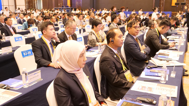 各国代表出席开幕式。 各国代表出席开幕式。