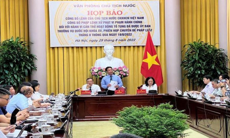 国家主席办公厅副主任范青河主持新闻发布会。 国家主席办公厅副主任范青河主持新闻发布会。