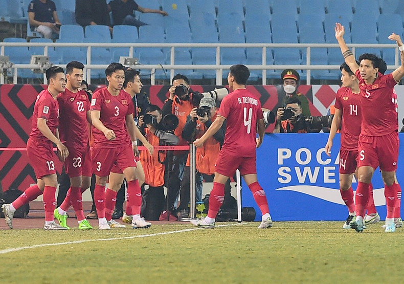 越南球员庆祝进球。