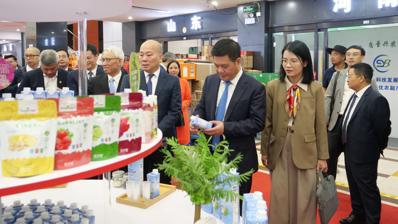 工贸部部长阮鸿延参观展位。 工贸部部长阮鸿延参观展位。