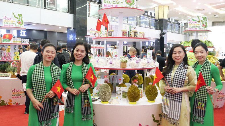 越南榴莲展位的人员身穿着传统长衣和围着越南南部传统围巾。 越南榴莲展位的人员身穿着传统长衣和围着越南南部传统围巾。