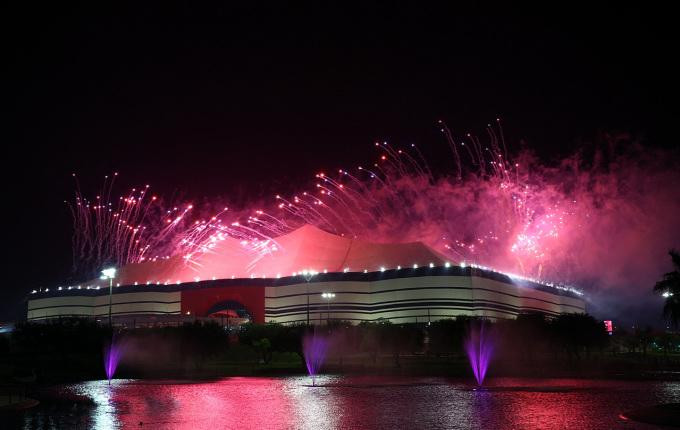 绚烂的烟花闪耀夜空。 绚烂的烟花闪耀夜空。